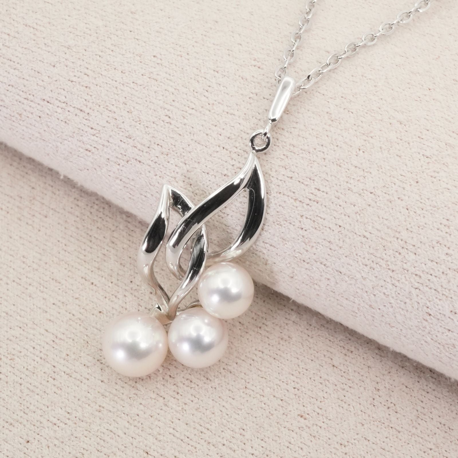 Mikimoto baby pearl silver necklace model 26-0306 with delicate silver chain and lustrous pearl pendant