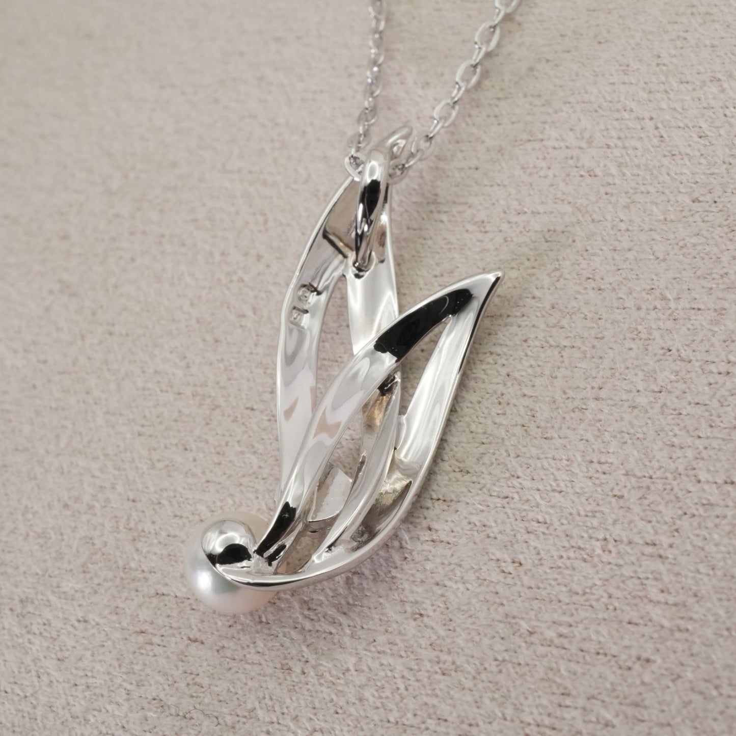 Mikimoto silver necklace featuring a single Akoya pearl pendant, model 26-0123 in excellent used condition