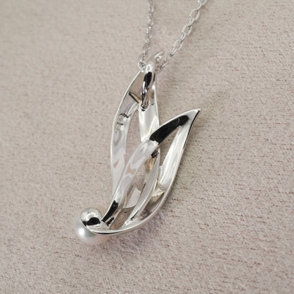 Mikimoto silver necklace featuring a single Akoya pearl pendant, model 26-0123 in excellent used condition