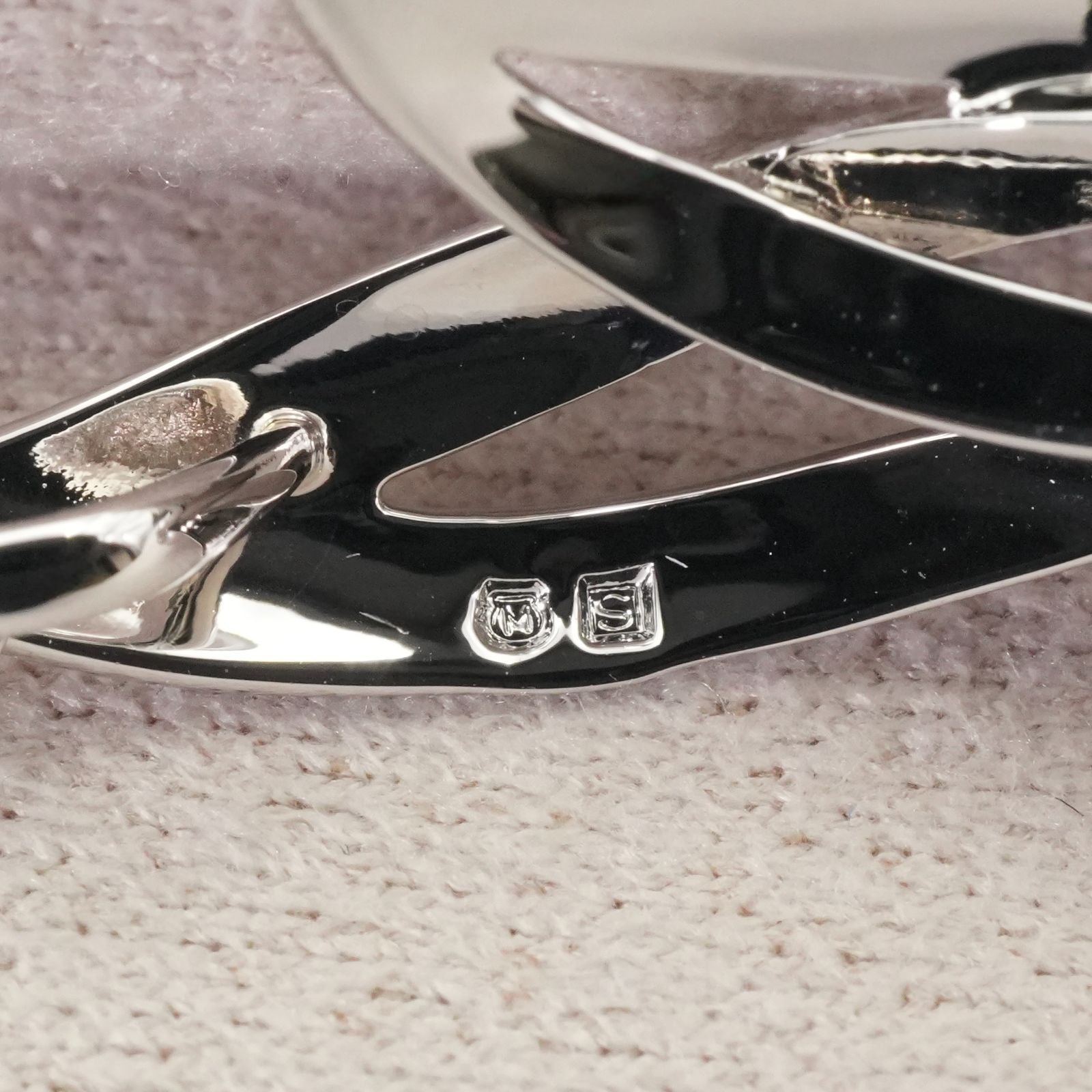 Mikimoto silver necklace featuring a single Akoya pearl pendant, model 26-0123 in excellent used condition