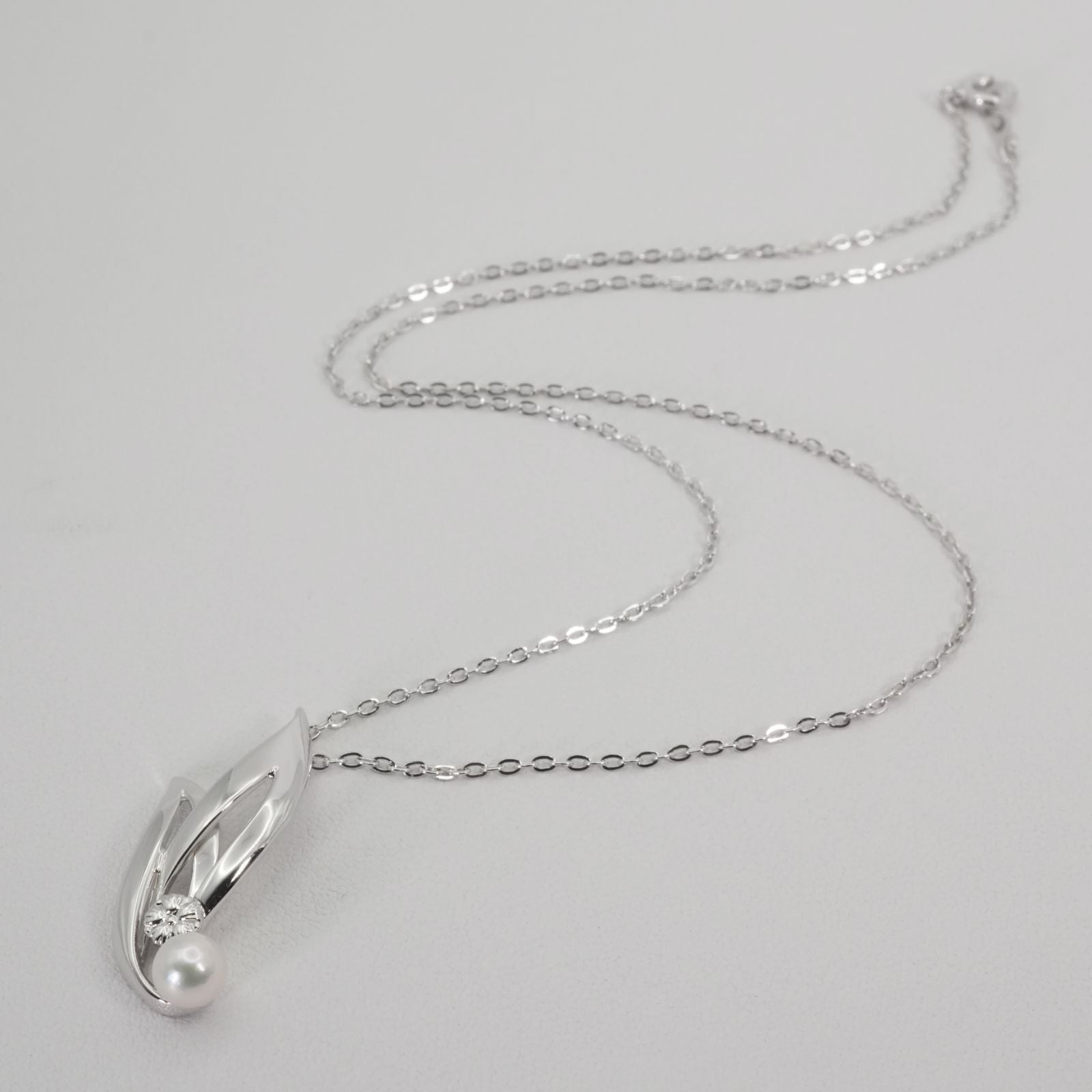 Mikimoto silver necklace featuring a single Akoya pearl pendant, model 26-0123 in excellent used condition