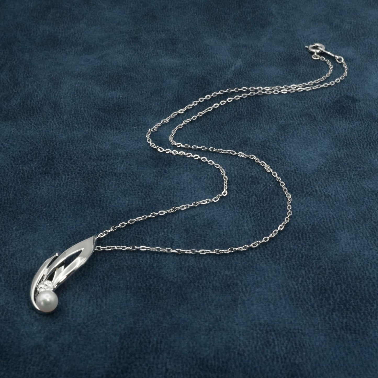 Mikimoto silver necklace featuring a single Akoya pearl pendant, model 26-0123 in excellent used condition
