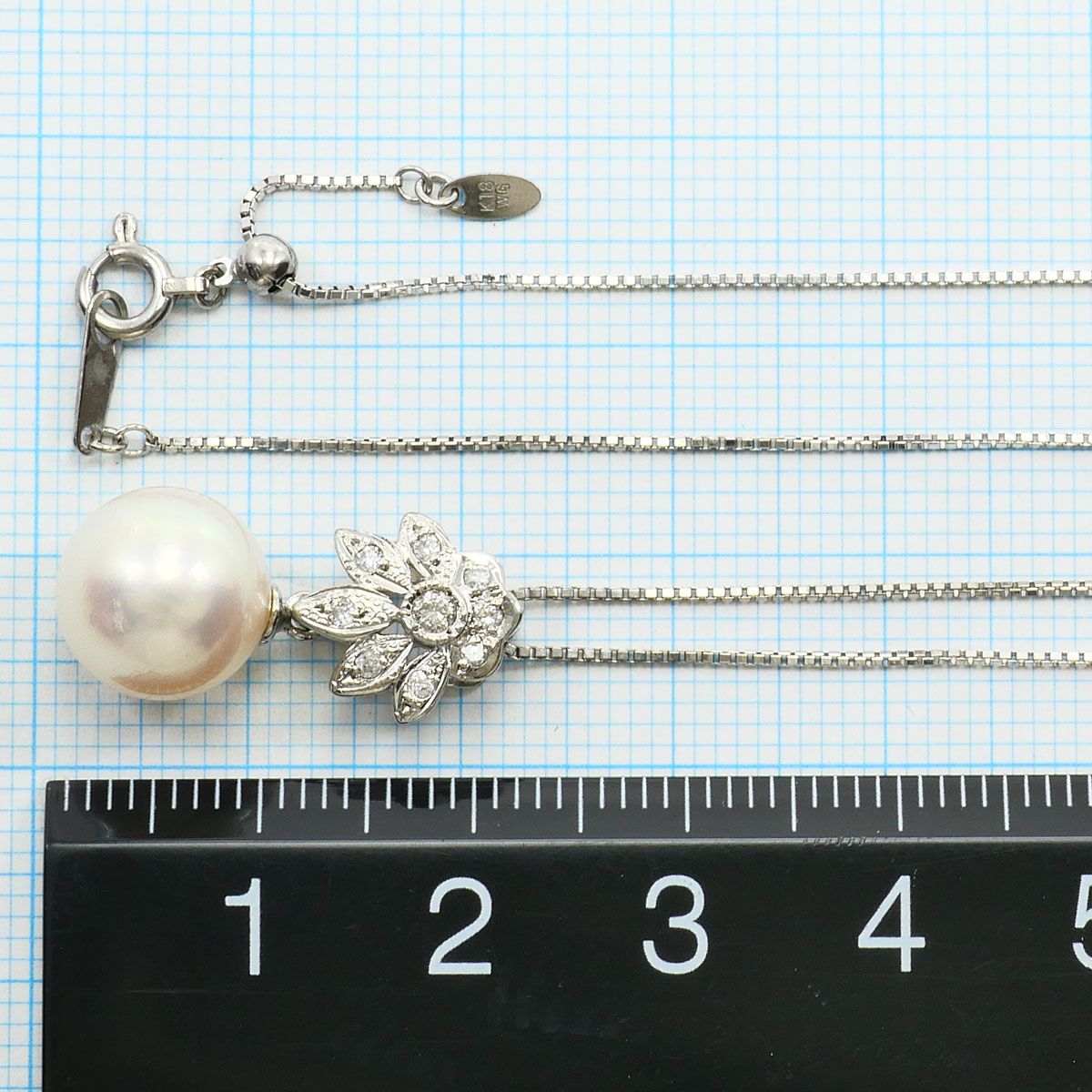 K18 white gold necklace with Akoya pearl and 0.12 ct diamond pendant on 45cm chain