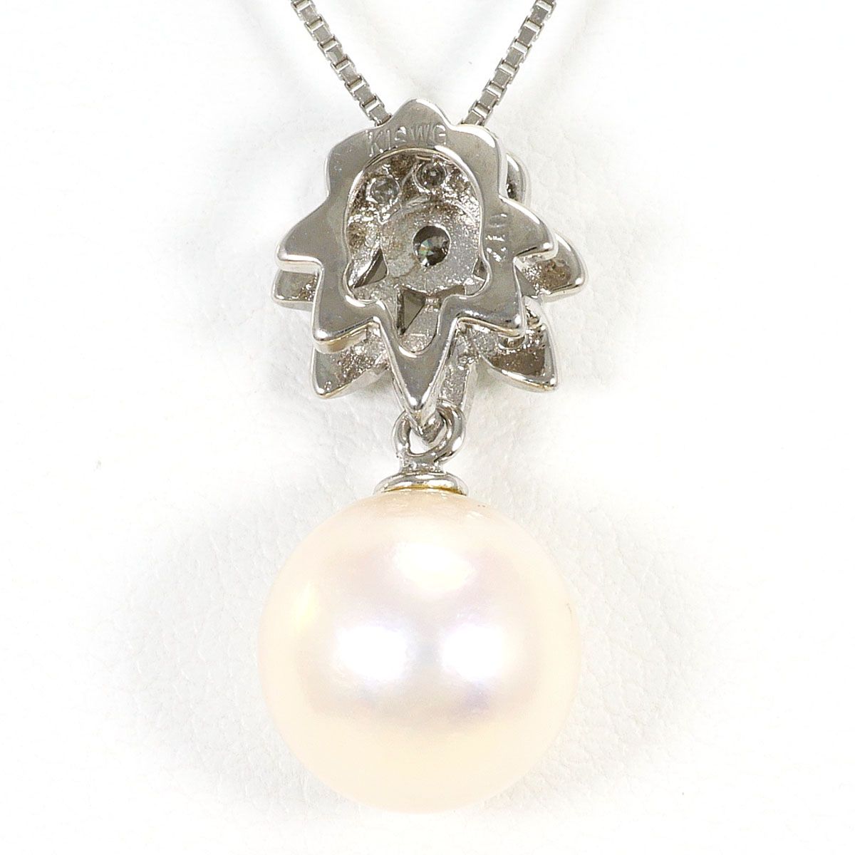 K18 white gold necklace with Akoya pearl and 0.12 ct diamond pendant on 45cm chain