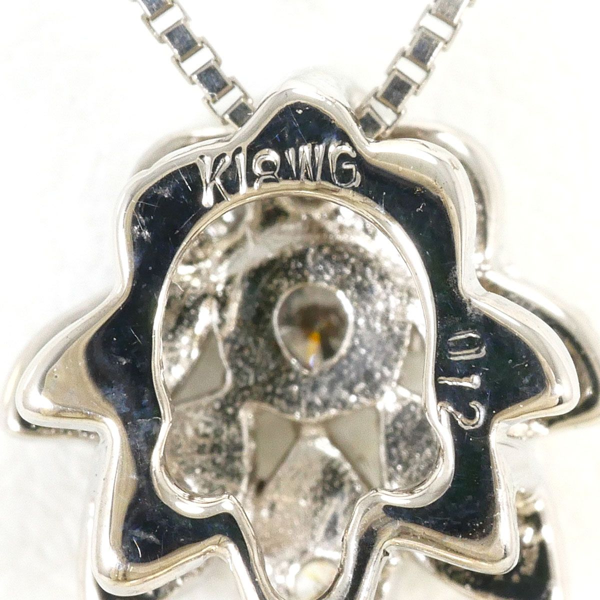 K18 white gold necklace with Akoya pearl and 0.12 ct diamond pendant on 45cm chain