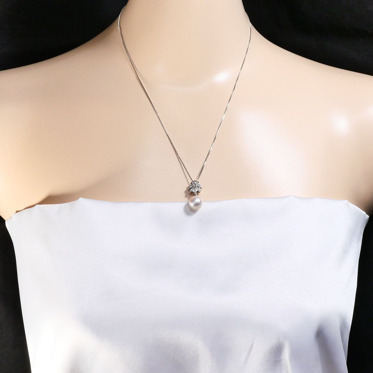 K18 white gold necklace with Akoya pearl and 0.12 ct diamond pendant on 45cm chain
