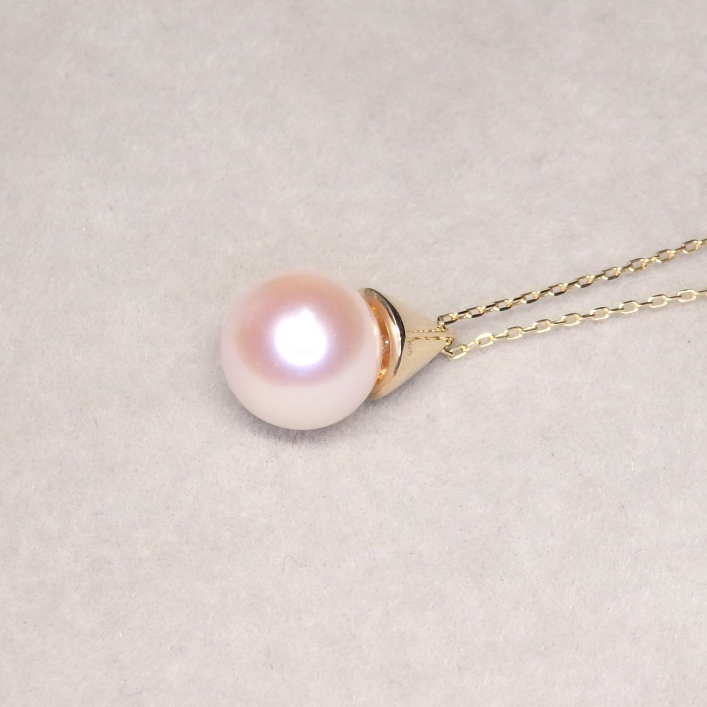 Pearl necklace with 8.2mm Akoya pearl and K18 gold chain featuring a triangle hat pendant