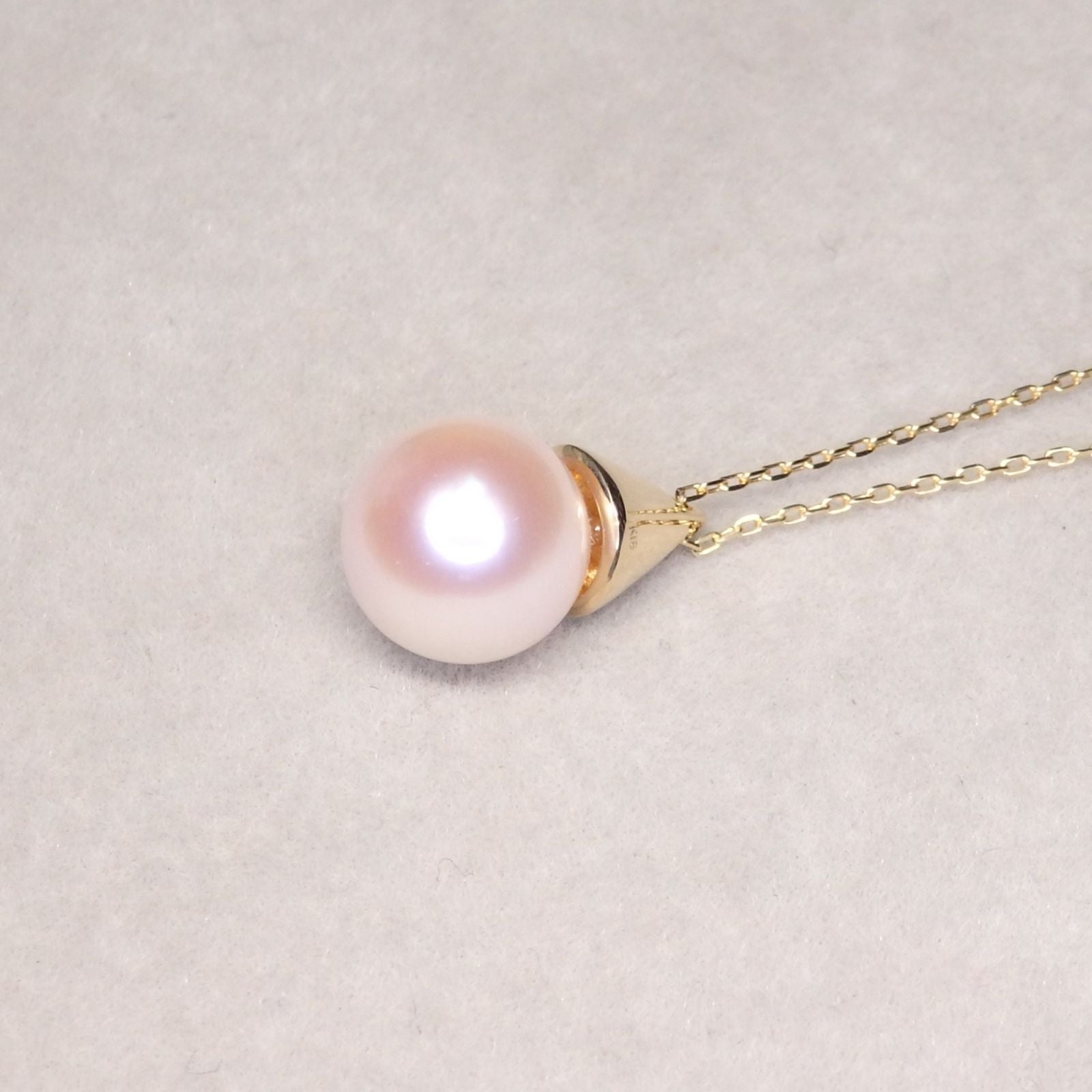 Pearl necklace with 8.2mm Akoya pearl and K18 gold chain featuring a triangle hat pendant