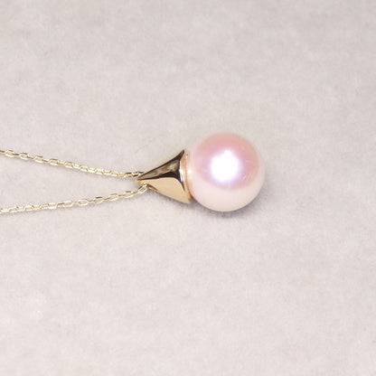 Pearl necklace with 8.2mm Akoya pearl and K18 gold chain featuring a triangle hat pendant