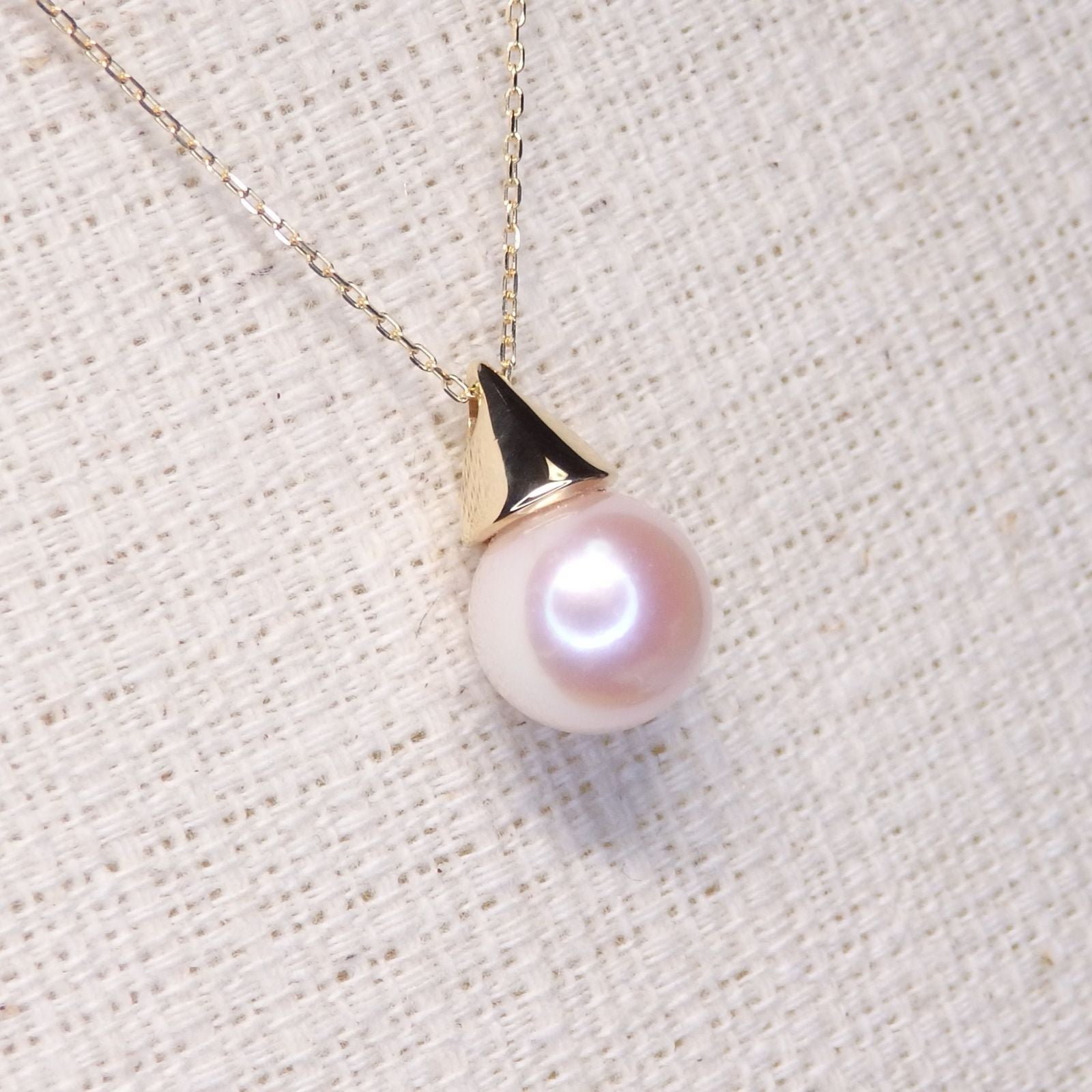 Pearl necklace with 8.2mm Akoya pearl and K18 gold chain featuring a triangle hat pendant