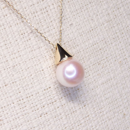 Pearl necklace with 8.2mm Akoya pearl and K18 gold chain featuring a triangle hat pendant
