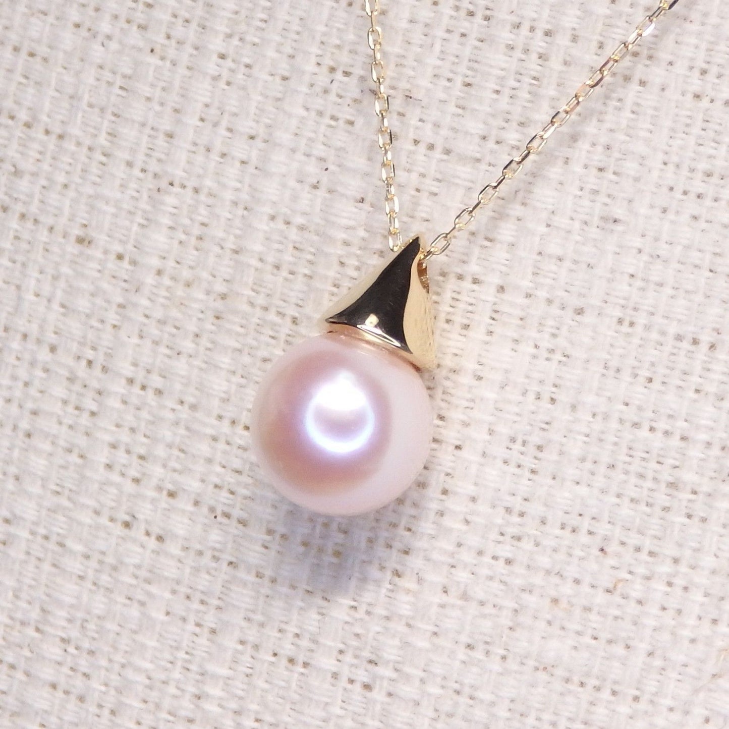 Pearl necklace with 8.2mm Akoya pearl and K18 gold chain featuring a triangle hat pendant
