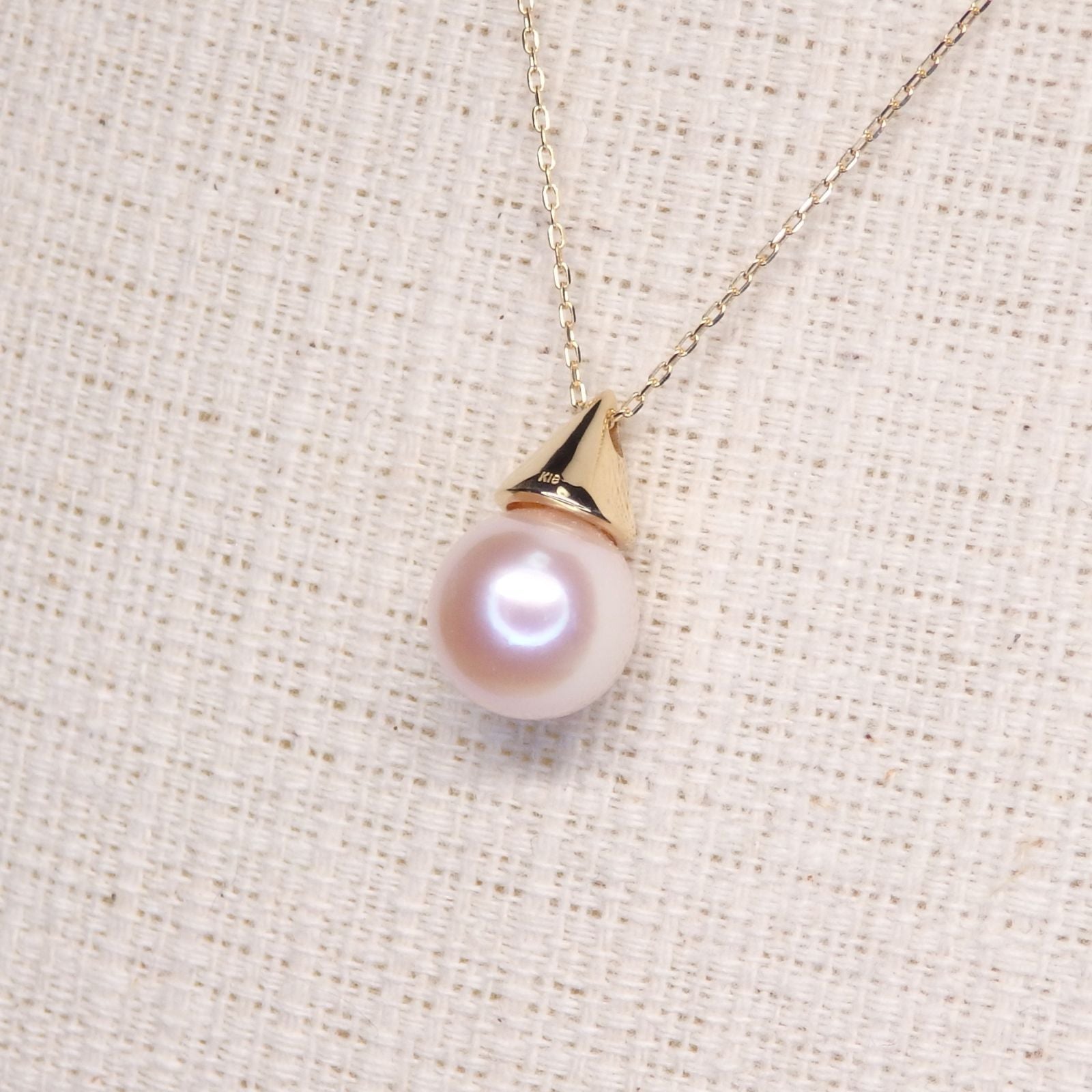 Pearl necklace with 8.2mm Akoya pearl and K18 gold chain featuring a triangle hat pendant