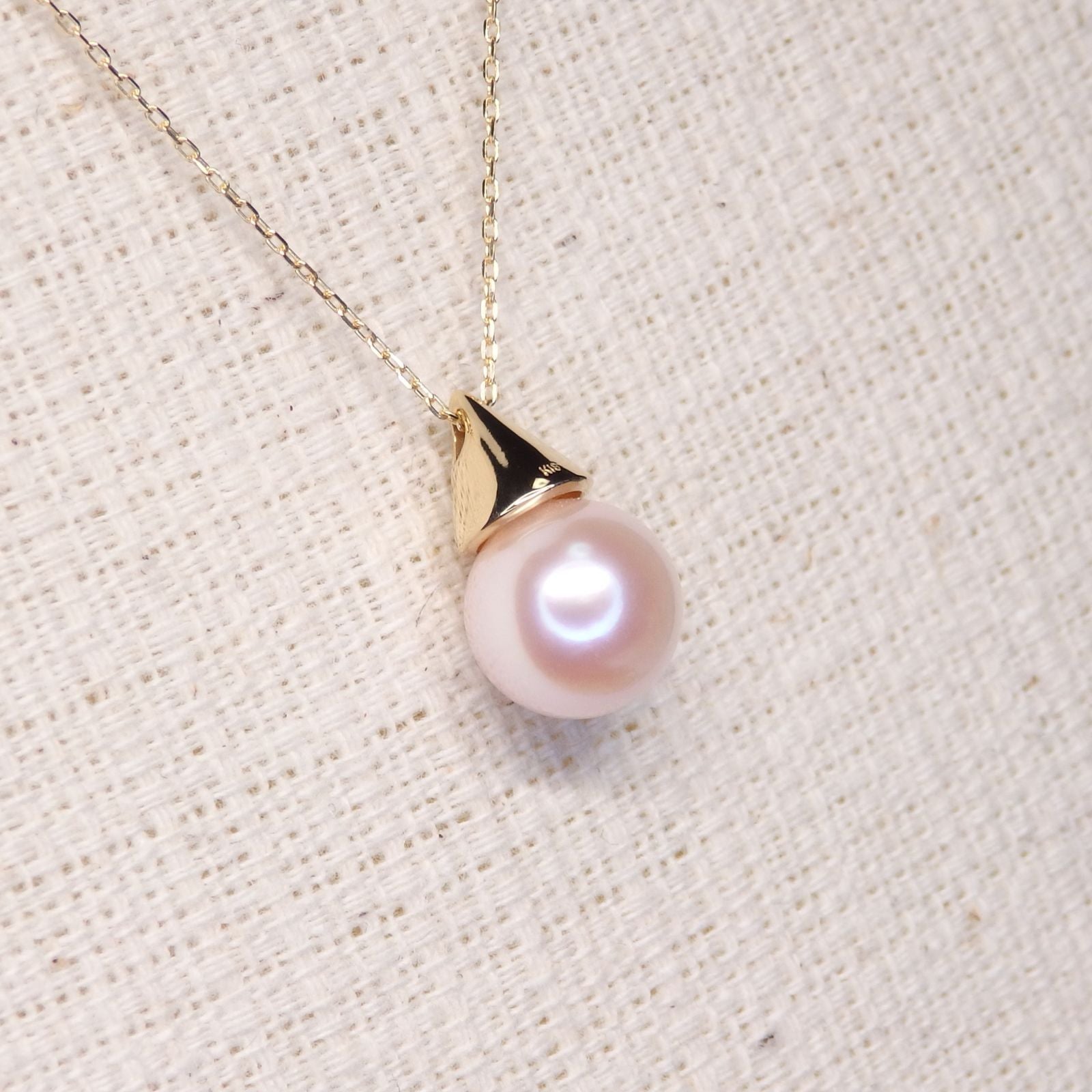 Pearl necklace with 8.2mm Akoya pearl and K18 gold chain featuring a triangle hat pendant