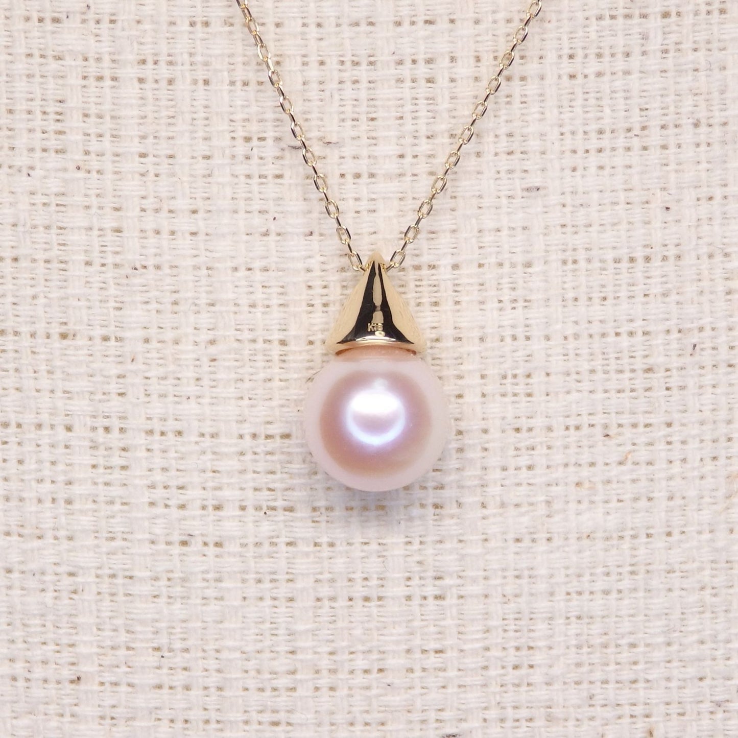 Pearl necklace with 8.2mm Akoya pearl and K18 gold chain featuring a triangle hat pendant