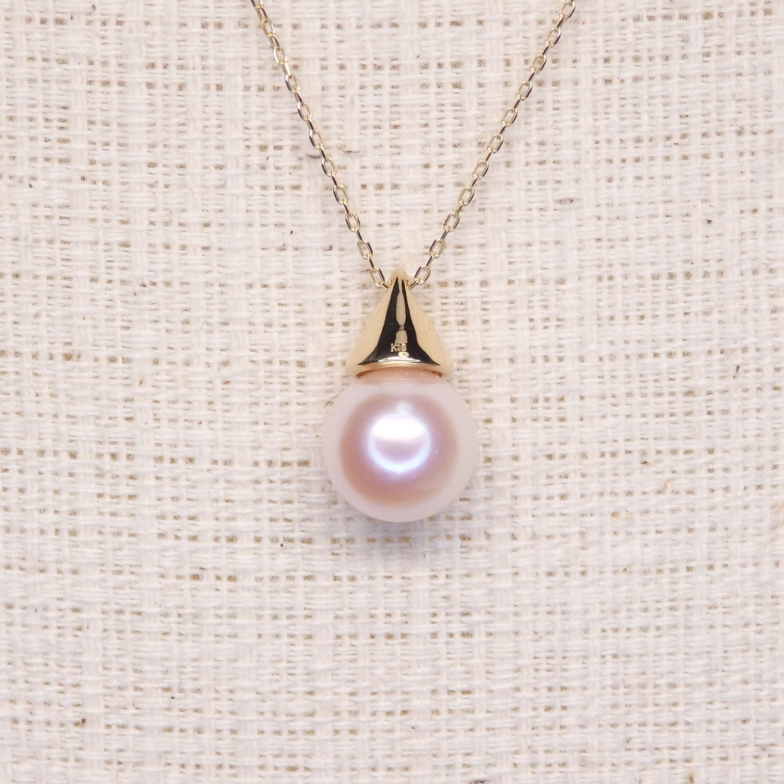 Pearl necklace with 8.2mm Akoya pearl and K18 gold chain featuring a triangle hat pendant