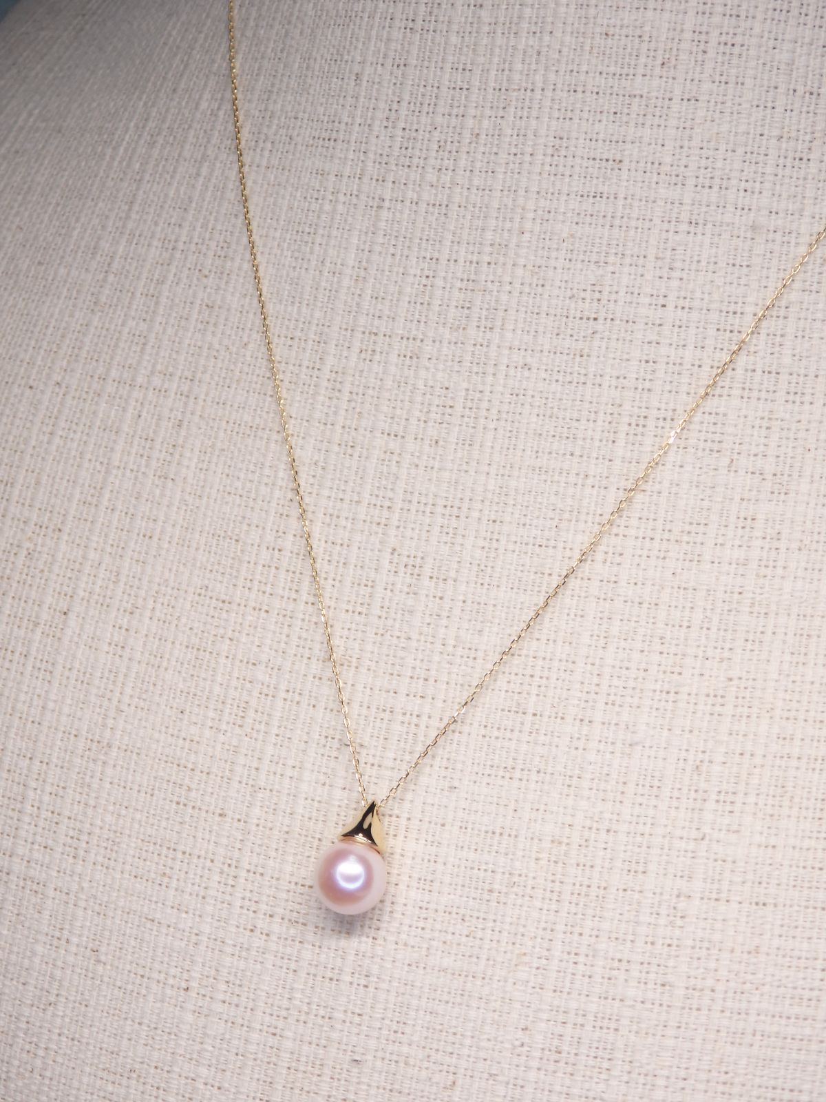 Pearl necklace with 8.2mm Akoya pearl and K18 gold chain featuring a triangle hat pendant