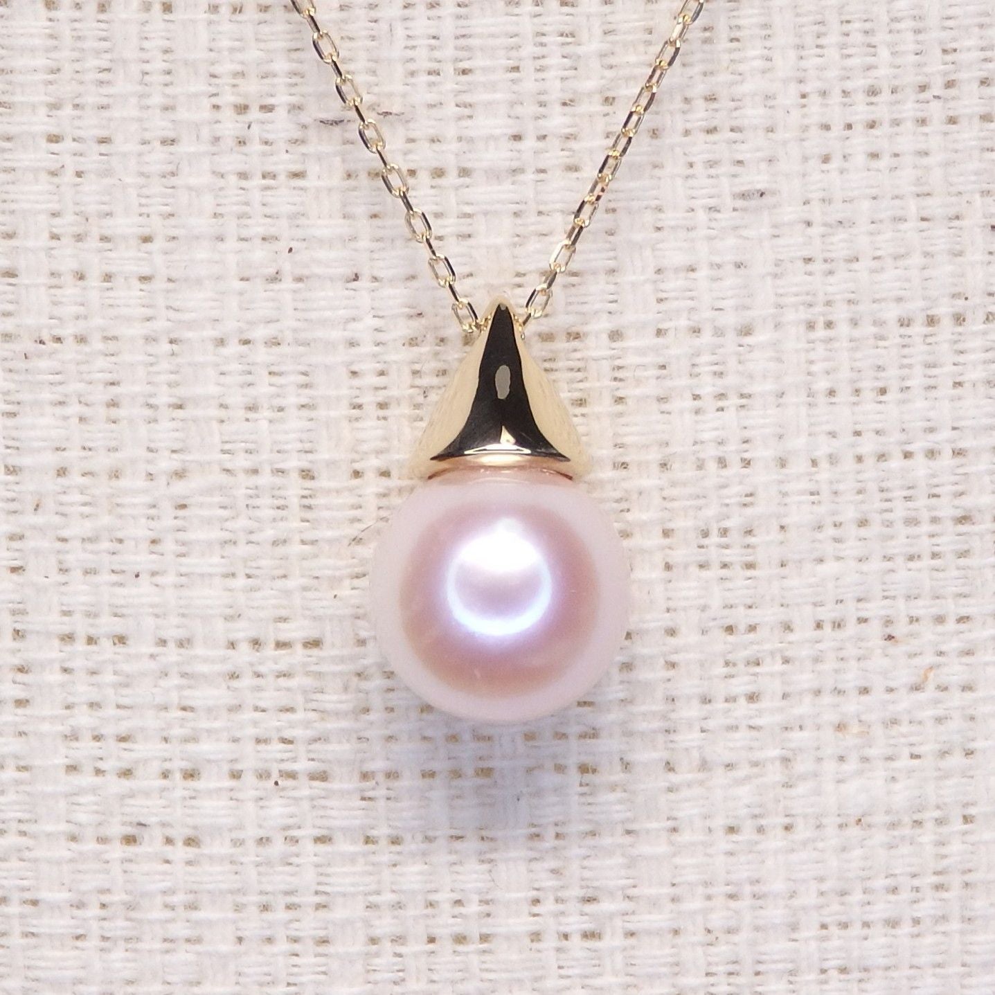 Pearl necklace with 8.2mm Akoya pearl and K18 gold chain featuring a triangle hat pendant