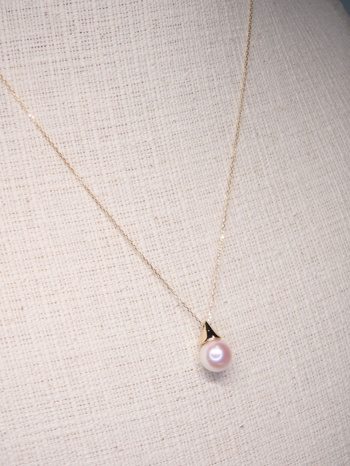 Pearl necklace with 8.2mm Akoya pearl and K18 gold chain featuring a triangle hat pendant