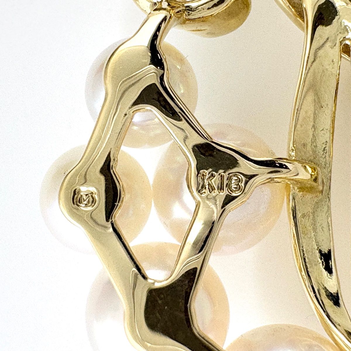 Mikimoto pearl necklace with yellow gold pendant and 39.5 cm chain on white background