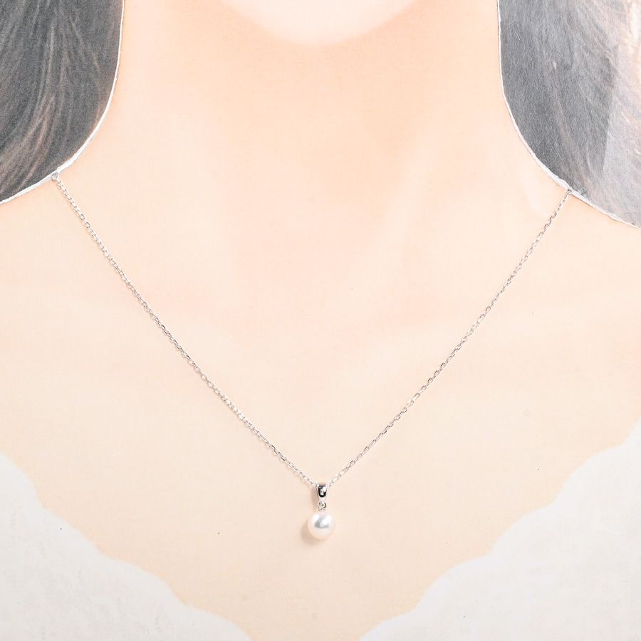 Mikimoto pearl necklace with 7.4mm white pearls on a 40cm silver chain
