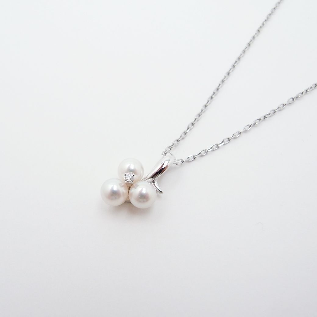 Mikimoto Akoya pearl diamond pendant necklace in white gold with 5.1mm pearls on 40cm chain with inner box