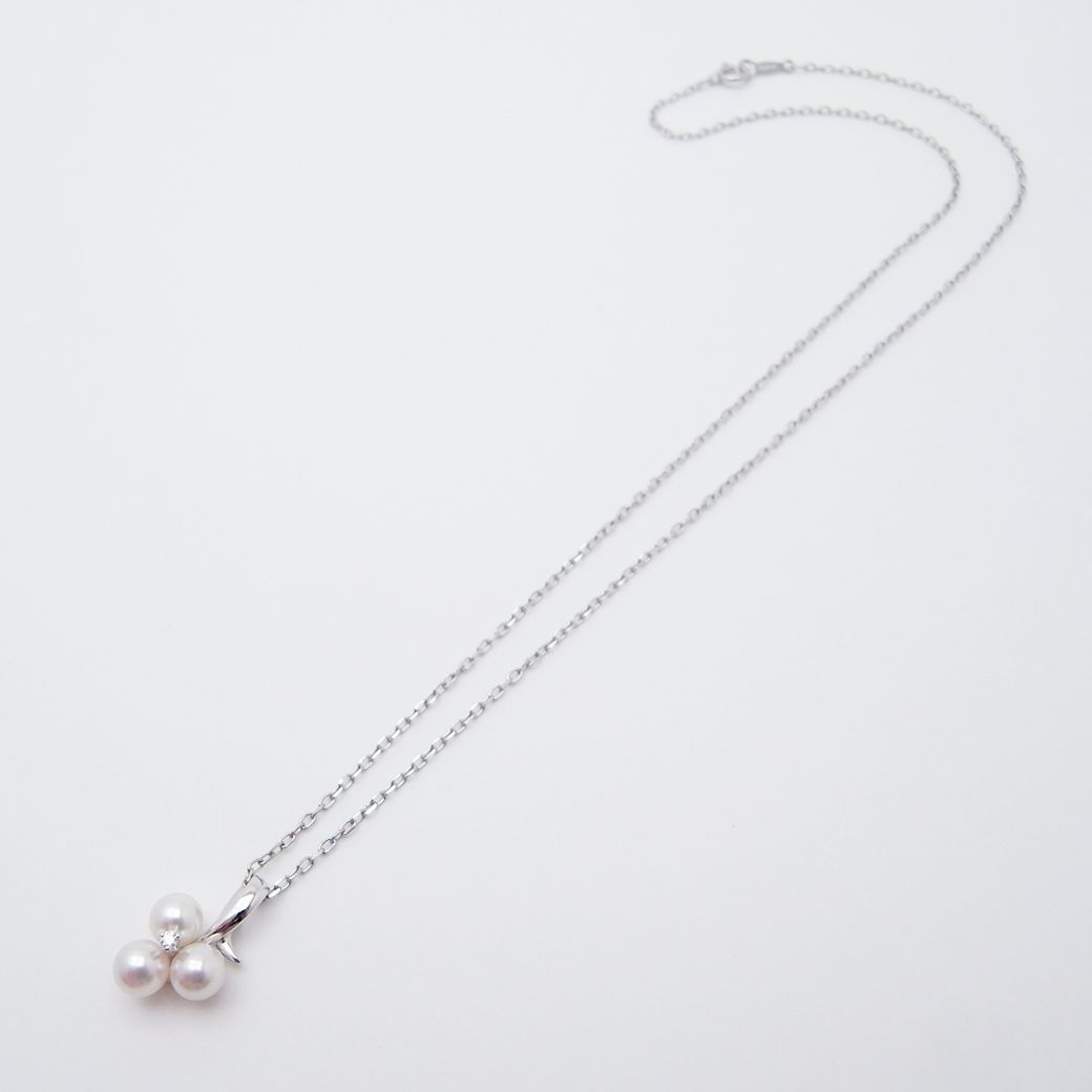 Mikimoto Akoya pearl diamond pendant necklace in white gold with 5.1mm pearls on 40cm chain with inner box
