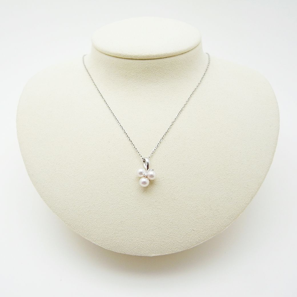 Mikimoto Akoya pearl diamond pendant necklace in white gold with 5.1mm pearls on 40cm chain with inner box