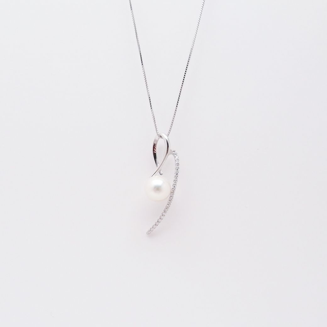 Oyster Pearl Diamond Pendant Necklace in white gold with 8.9mm pearl and 0.13ct diamond on 45cm chain