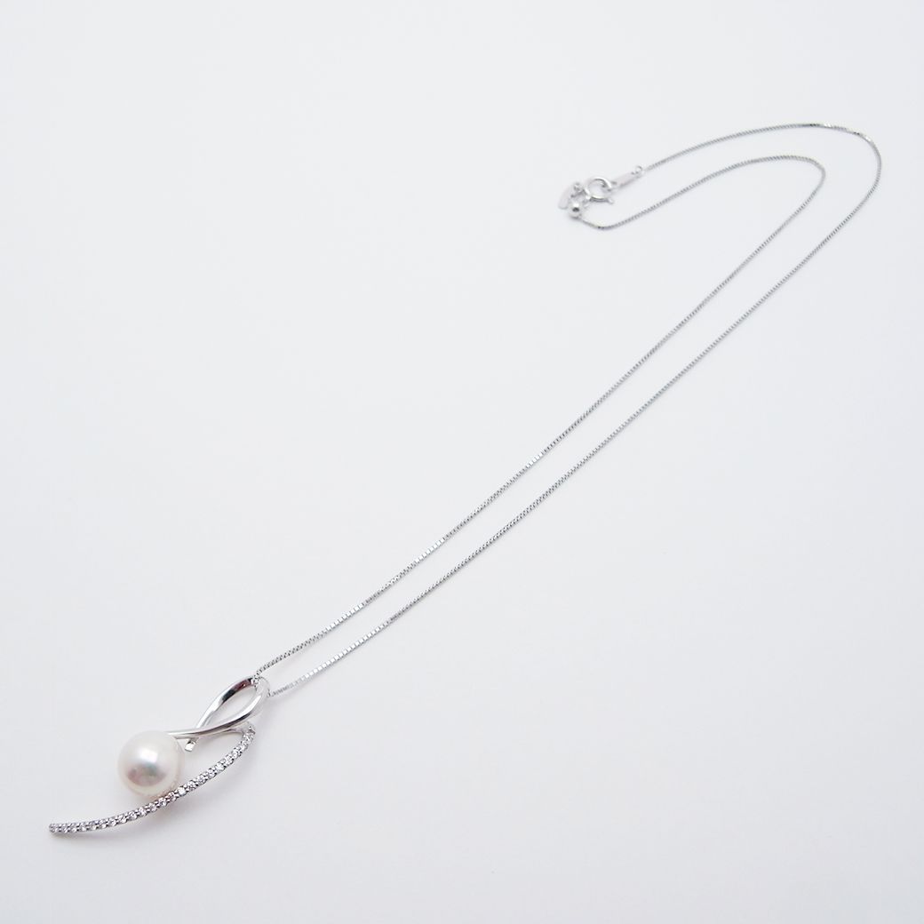 Oyster Pearl Diamond Pendant Necklace in white gold with 8.9mm pearl and 0.13ct diamond on 45cm chain