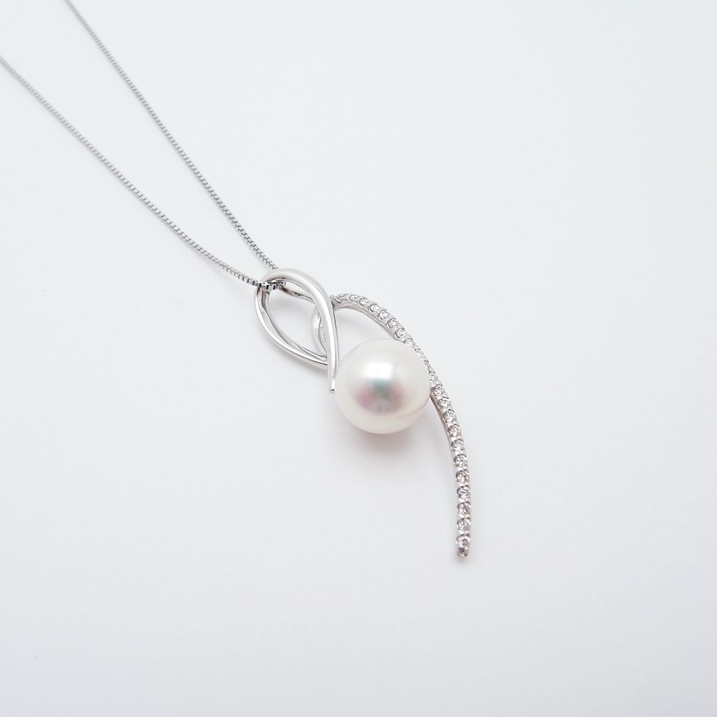 Oyster Pearl Diamond Pendant Necklace in white gold with 8.9mm pearl and 0.13ct diamond on 45cm chain