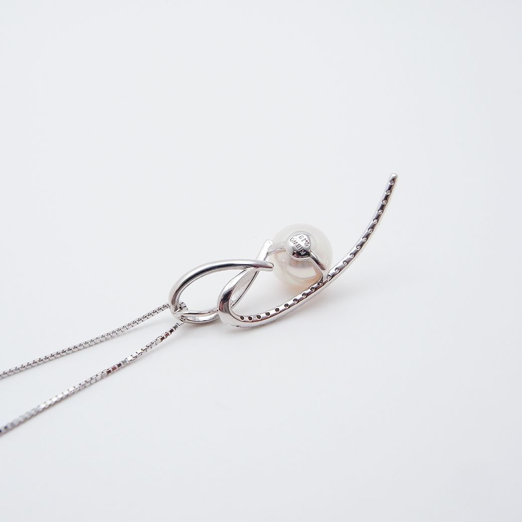 Oyster Pearl Diamond Pendant Necklace in white gold with 8.9mm pearl and 0.13ct diamond on 45cm chain