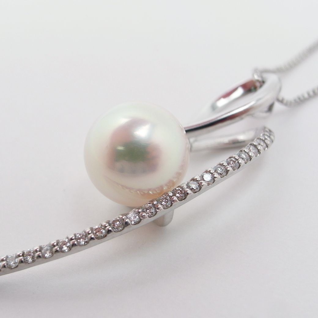 Oyster Pearl Diamond Pendant Necklace in white gold with 8.9mm pearl and 0.13ct diamond on 45cm chain