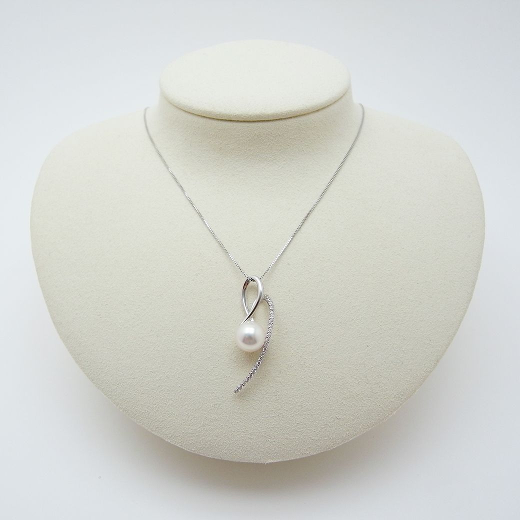 Oyster Pearl Diamond Pendant Necklace in white gold with 8.9mm pearl and 0.13ct diamond on 45cm chain