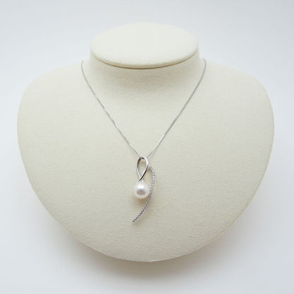 Oyster Pearl Diamond Pendant Necklace in white gold with 8.9mm pearl and 0.13ct diamond on 45cm chain