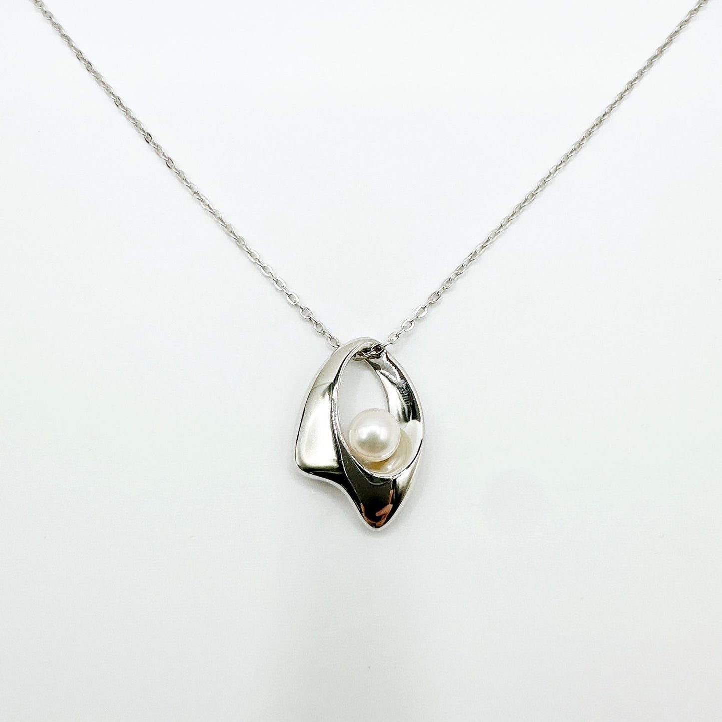 Pearl silver necklace approximately 39cm with SV925 silver chain and 5.2mm round pearl pendant