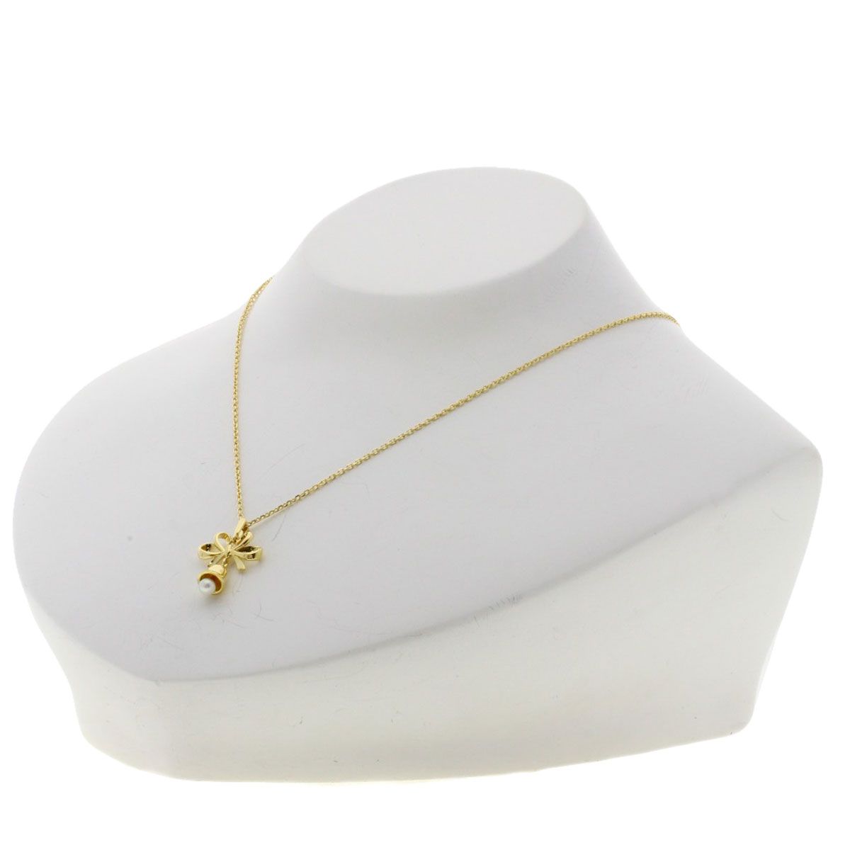 Mikimoto ladies pearl necklace with bell ribbon motif in yellow gold, 3.4mm pearls on 38cm chain