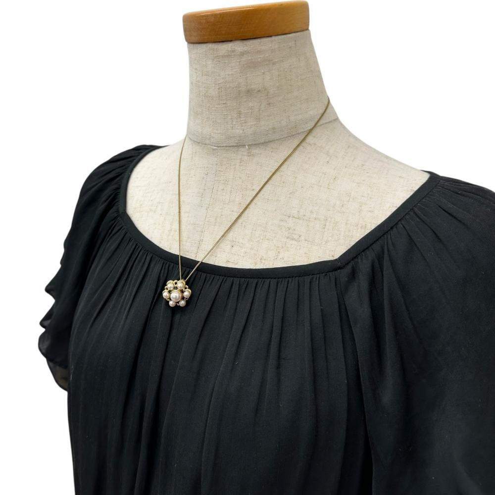 Akoya pearl and sapphire pendant top set in 18k gold with a 6.8 mm pearl and sapphire stones