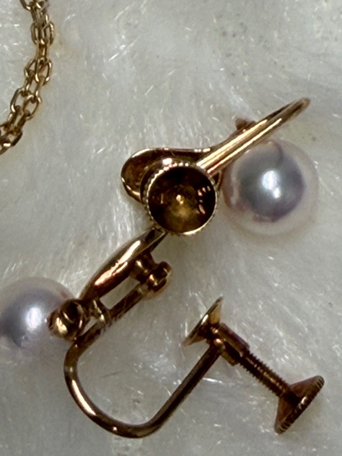MIKIMOTO K18 yellow gold ribbon necklace featuring a single pearl decoration