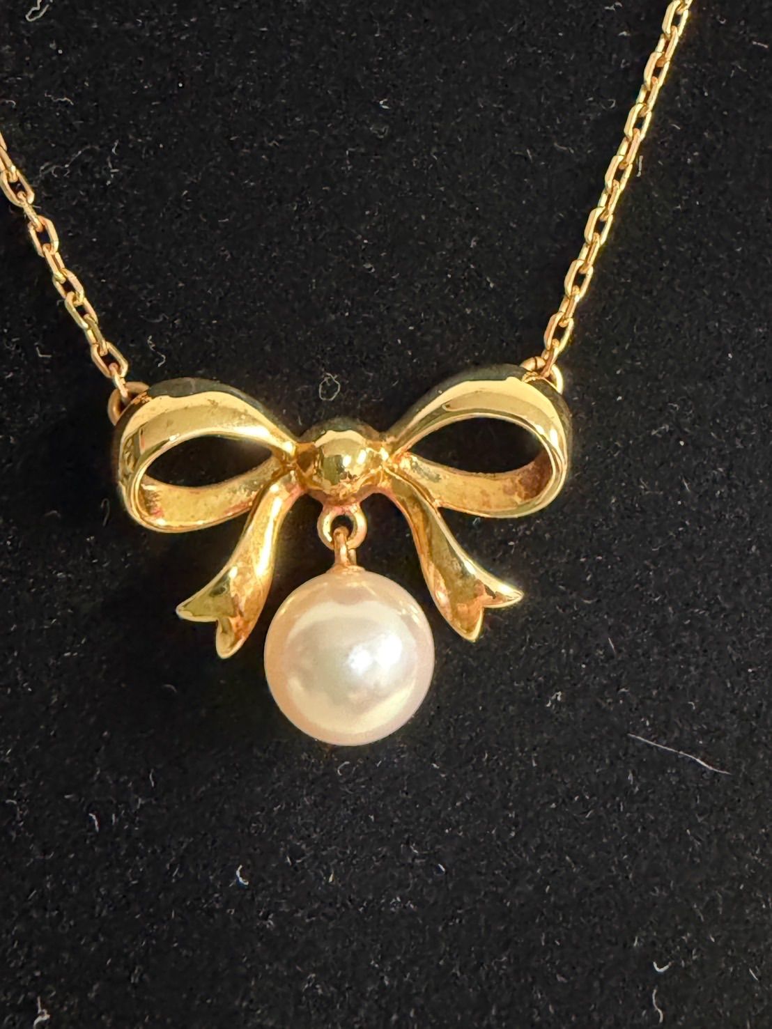 MIKIMOTO K18 yellow gold ribbon necklace featuring a single pearl decoration