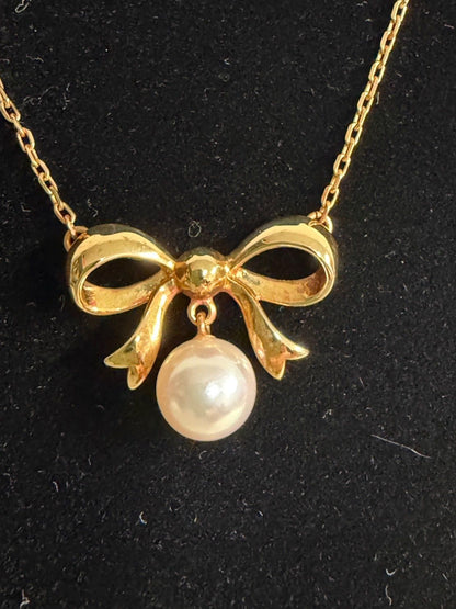 MIKIMOTO K18 yellow gold ribbon necklace featuring a single pearl decoration