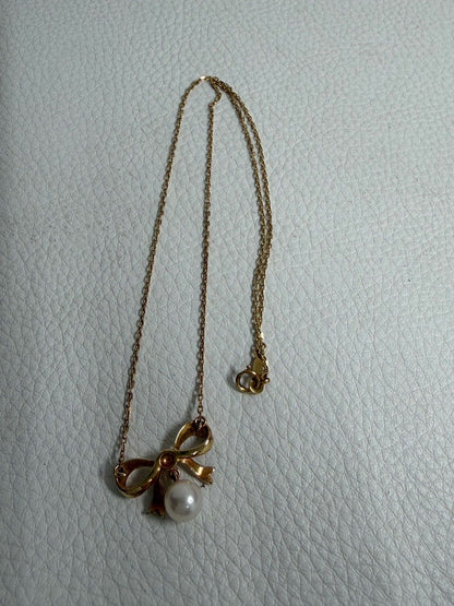 MIKIMOTO K18 yellow gold ribbon necklace featuring a single pearl decoration