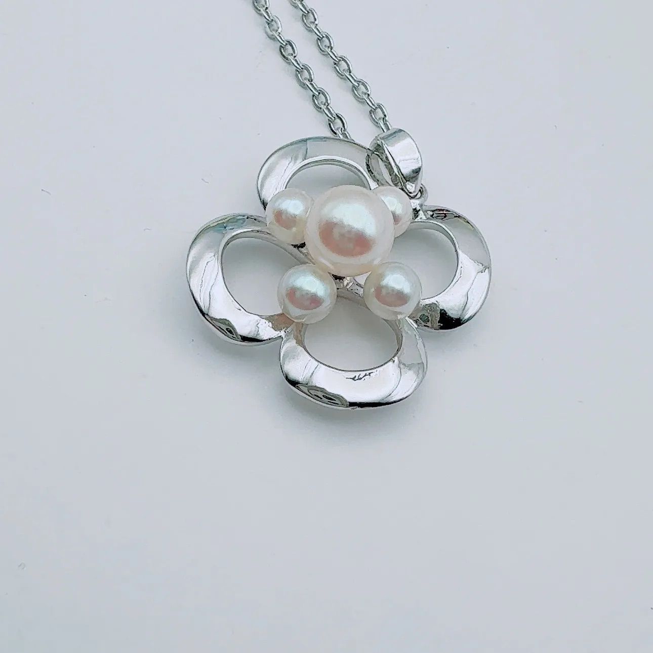 MIKIMOTO silver necklace with 2 cm pendant and 6-3 mm pearls on a 41 cm chain