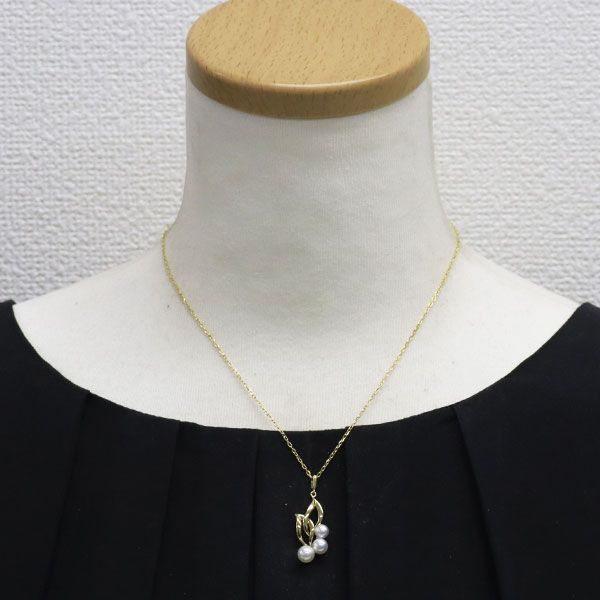 Mikimoto K18YG Akoya pearl pendant necklace with three round milky white pearls on a 40 cm gold chain