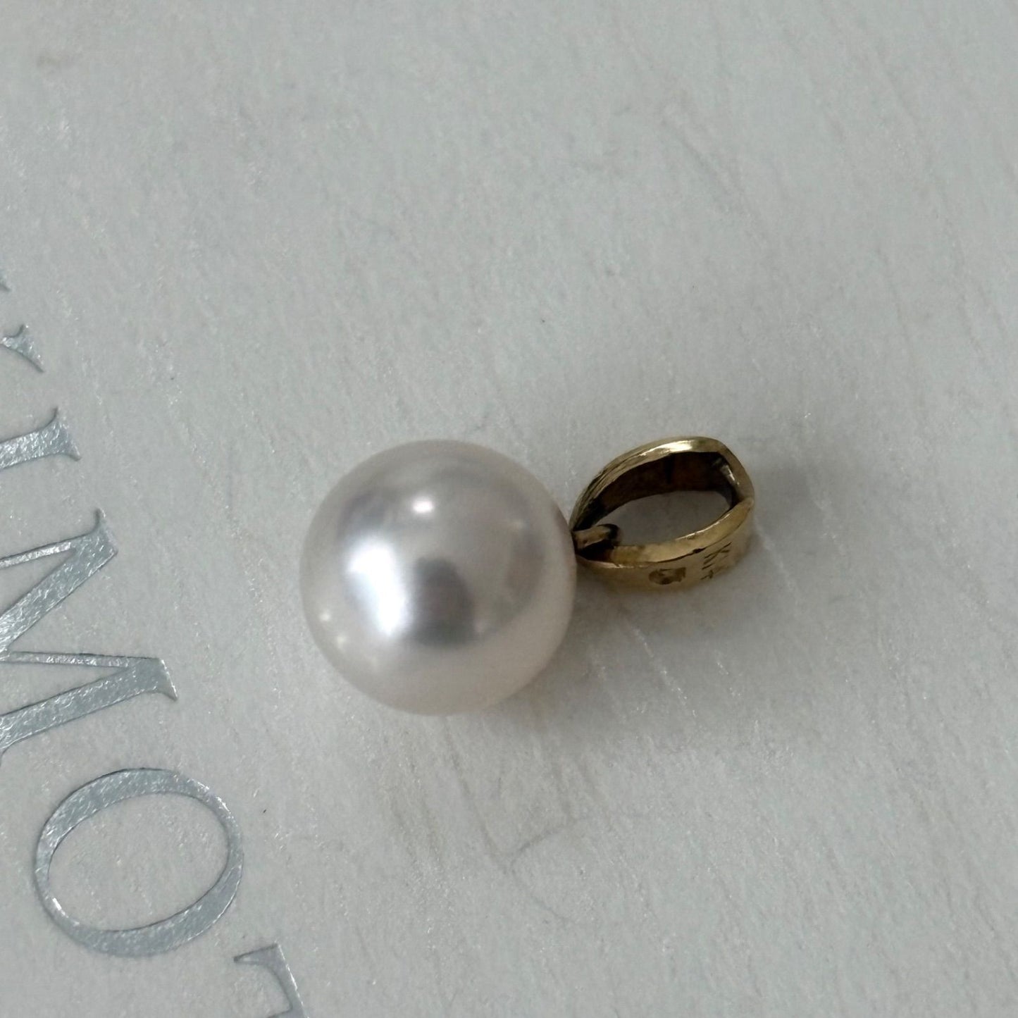 453 Mikimoto necklace featuring a 7.8mm pearl set in K14 gold top
