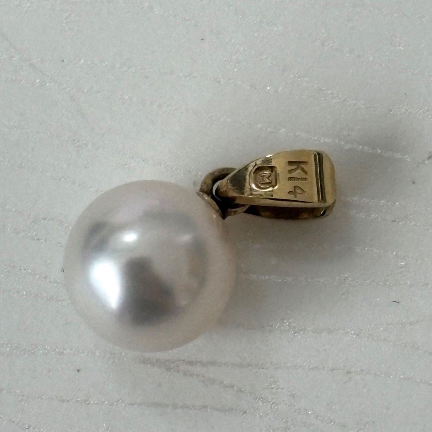 453 Mikimoto necklace featuring a 7.8mm pearl set in K14 gold top