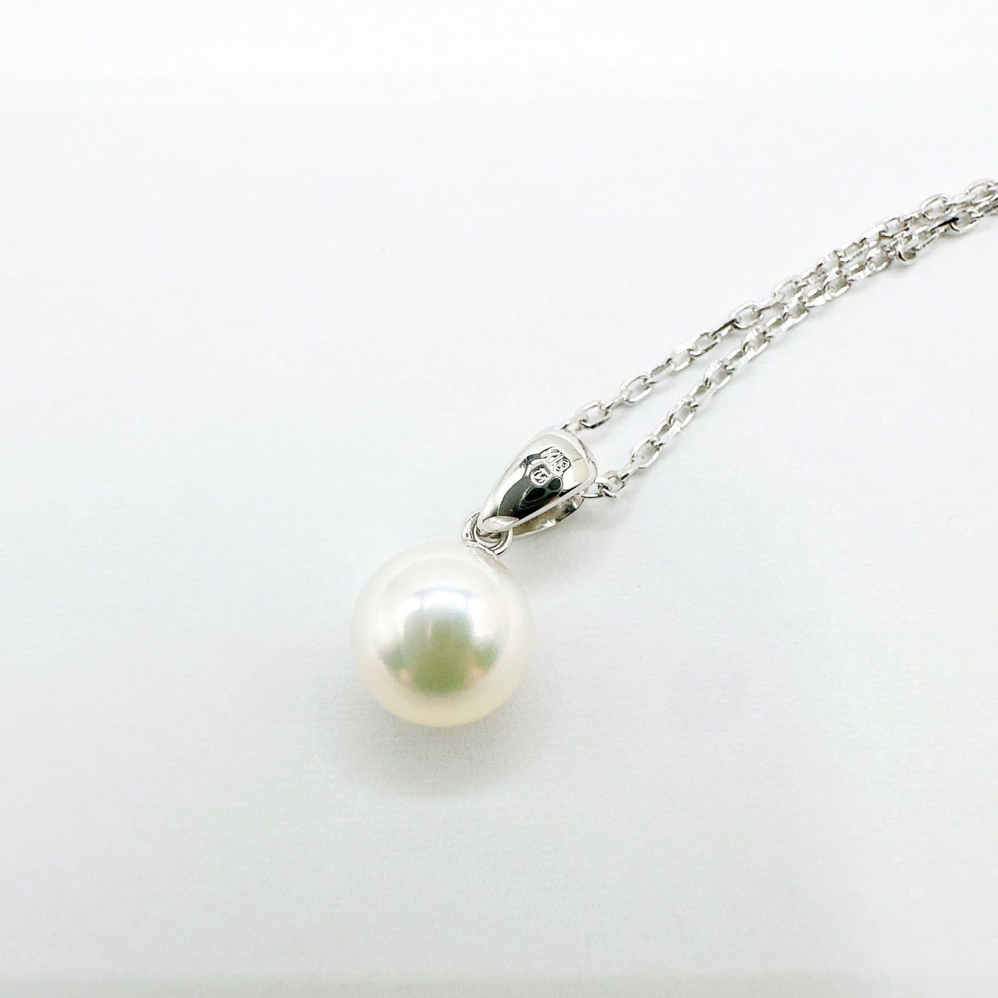 Pierced necklace with a 7mm pearl on a 40cm white gold chain weighing 2.8 grams