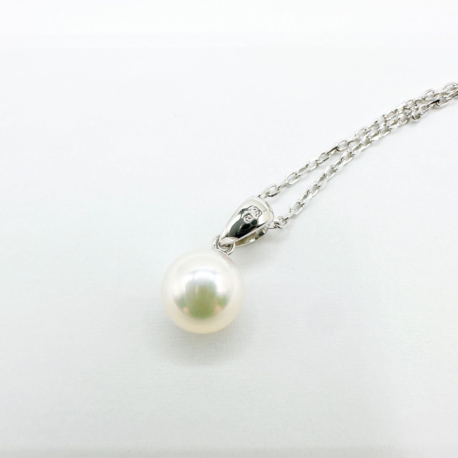 Pierced necklace with a 7mm pearl on a 40cm white gold chain weighing 2.8 grams