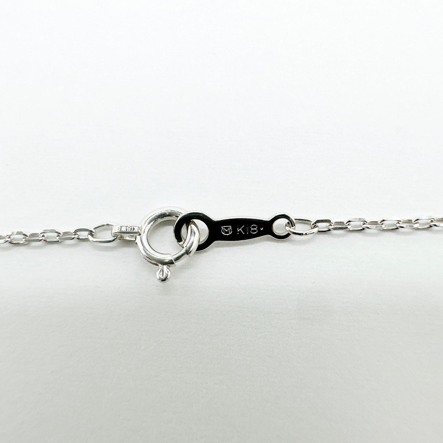 Pierced necklace with a 7mm pearl on a 40cm white gold chain weighing 2.8 grams