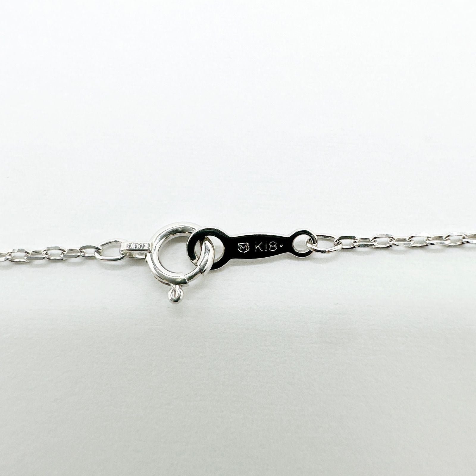 Pierced necklace with a 7mm pearl on a 40cm white gold chain weighing 2.8 grams